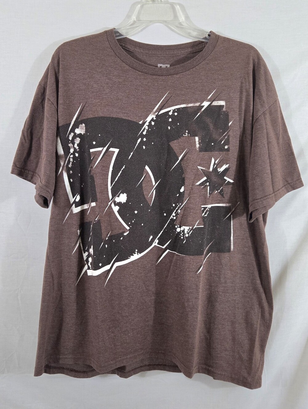Vintage DC Shoes Men's Brown Thrashed Short Sleeve T-shirt Measures XL *NO TAGS*